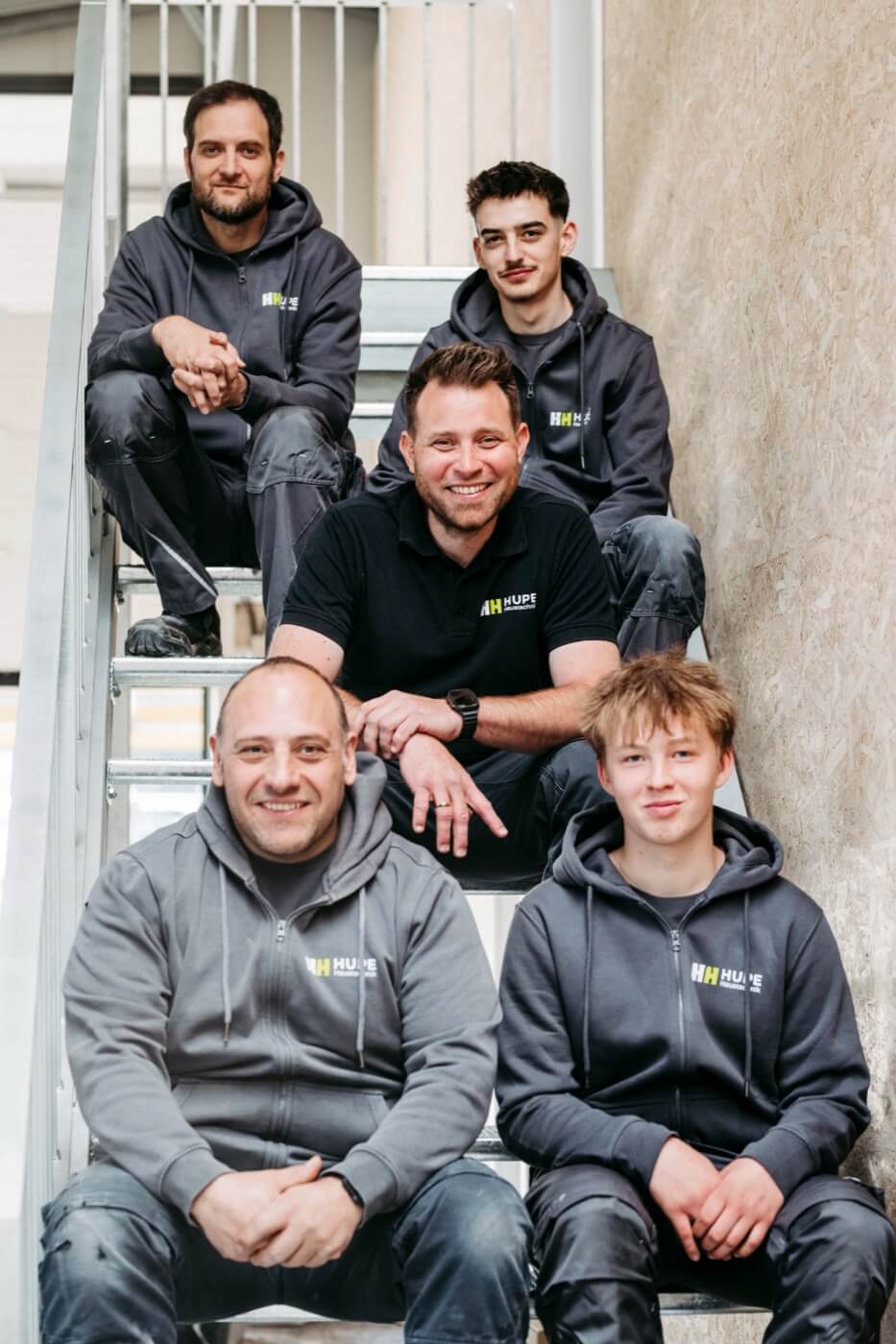 Das Team von Hupe Haustechnik auf einer Treppe